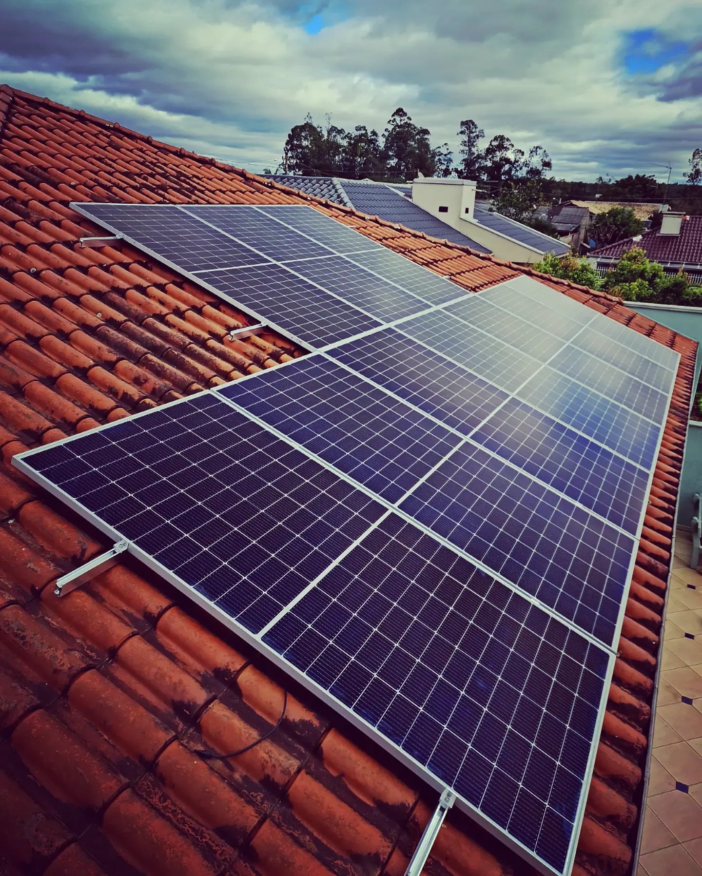 Painéis solares instalados em telhado colonial