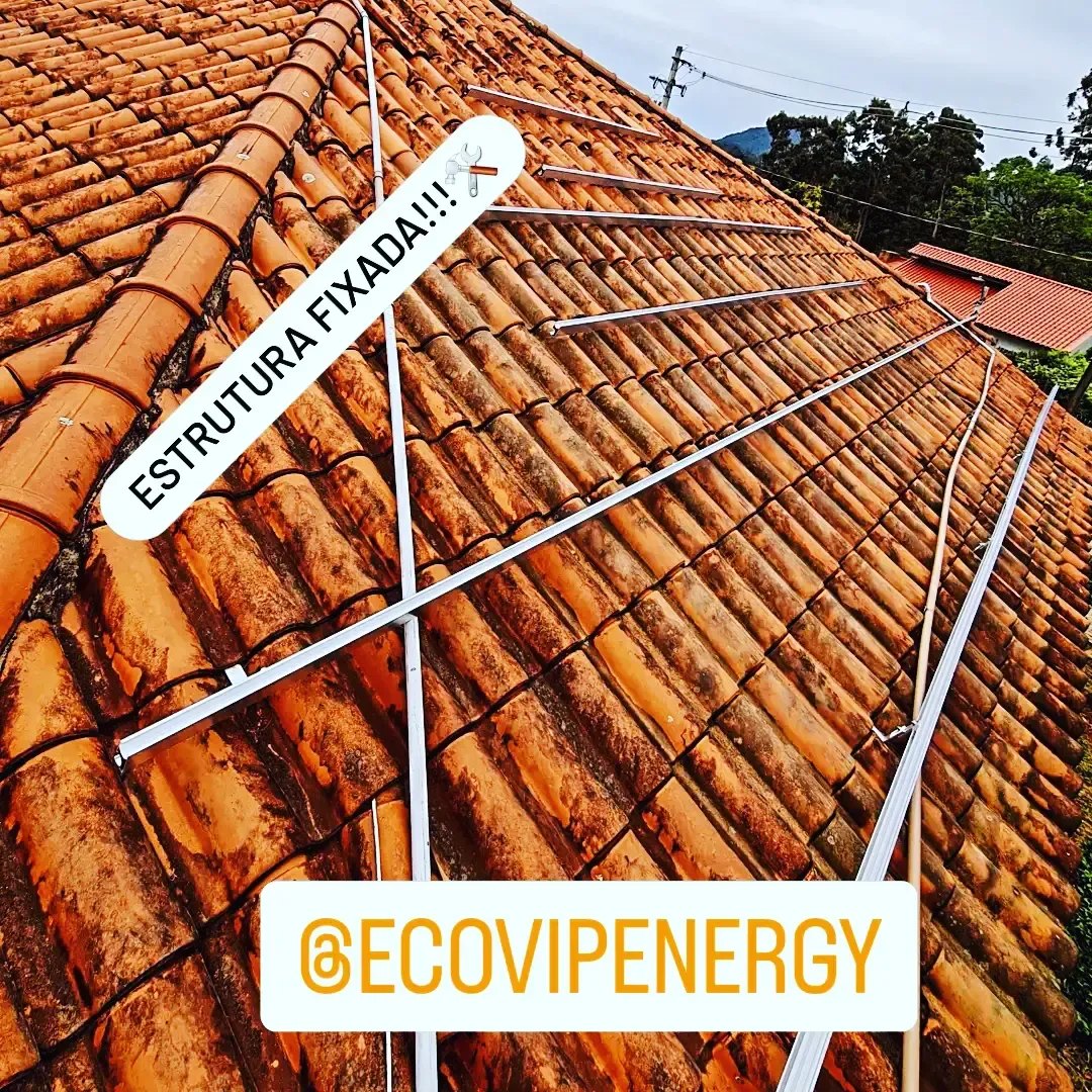 Estrutura de fixação instalada em telhado colonial