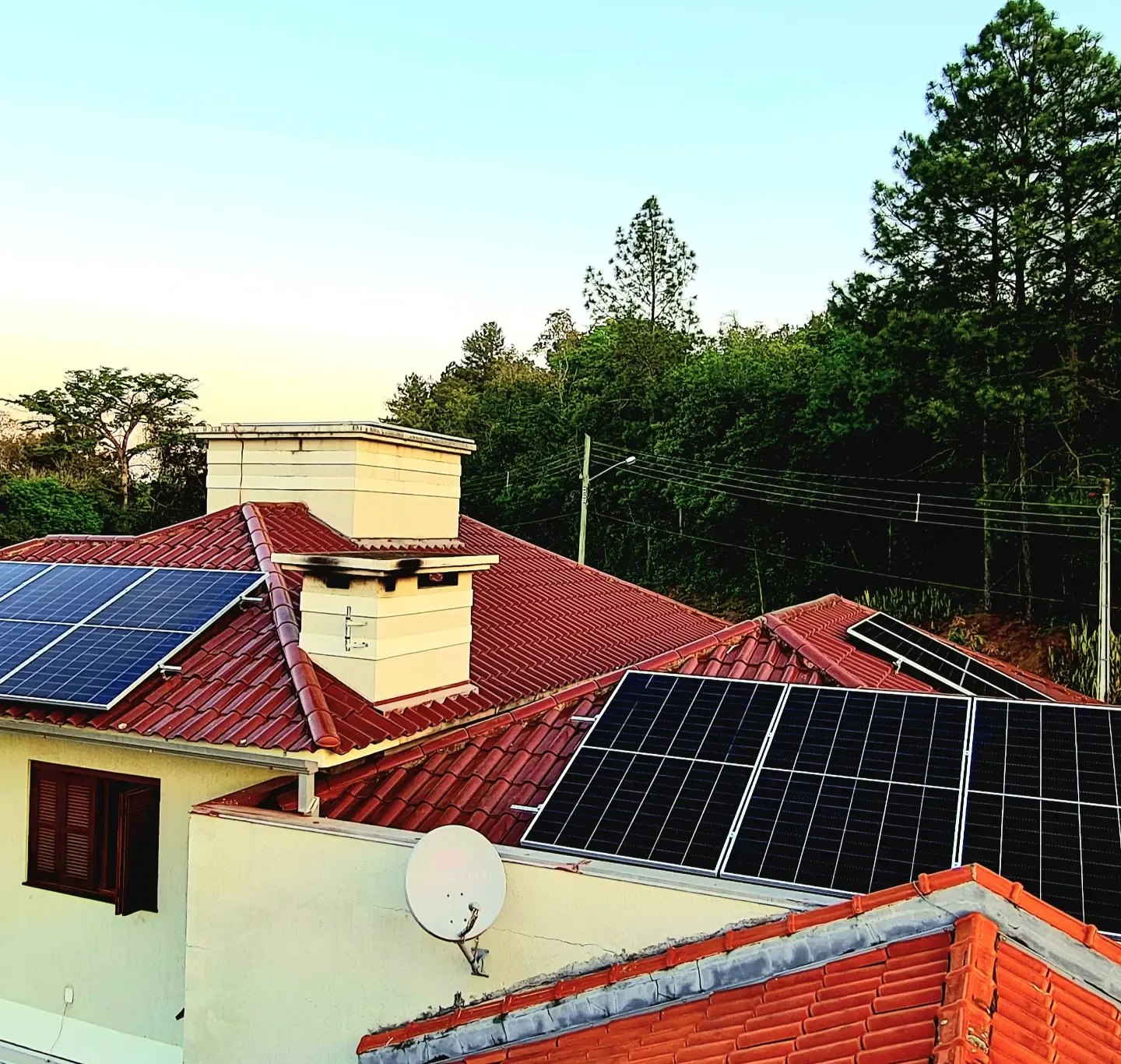 Painéis solares em telhado de residência
