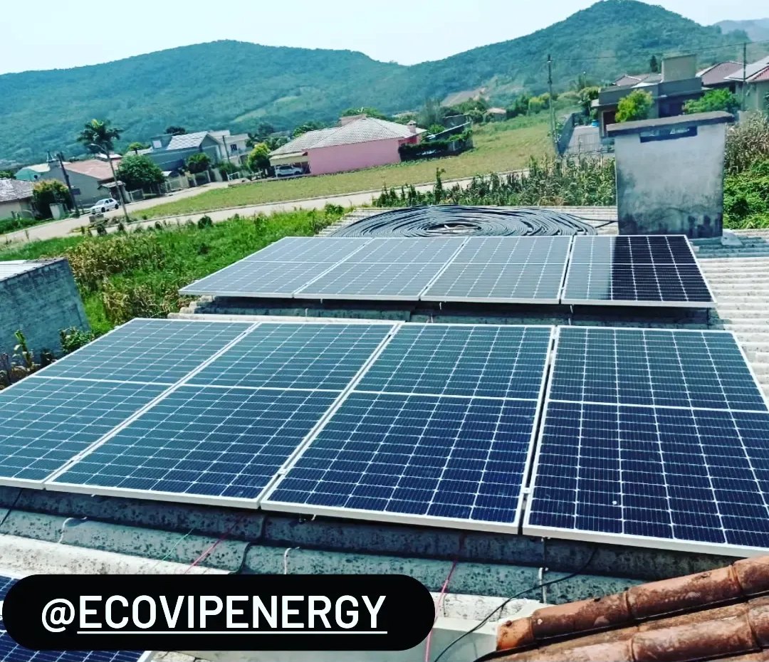 Usina fotovoltaica em telhado com vista para o morro