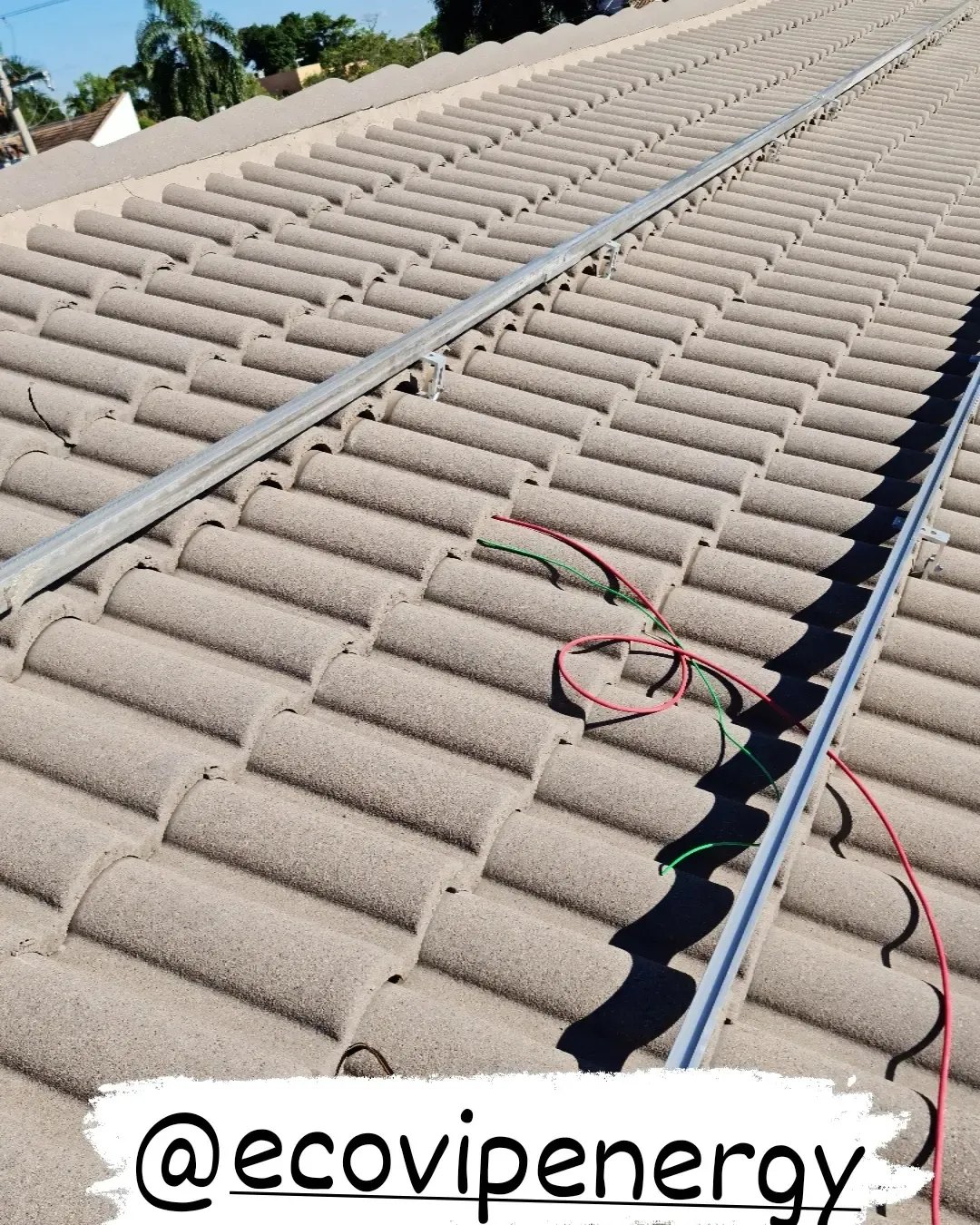 Trilhos de fixação instalados sobre telhas