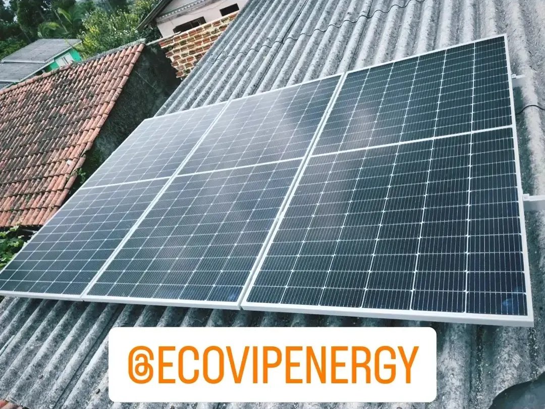 Painéis solares em telhado de amianto